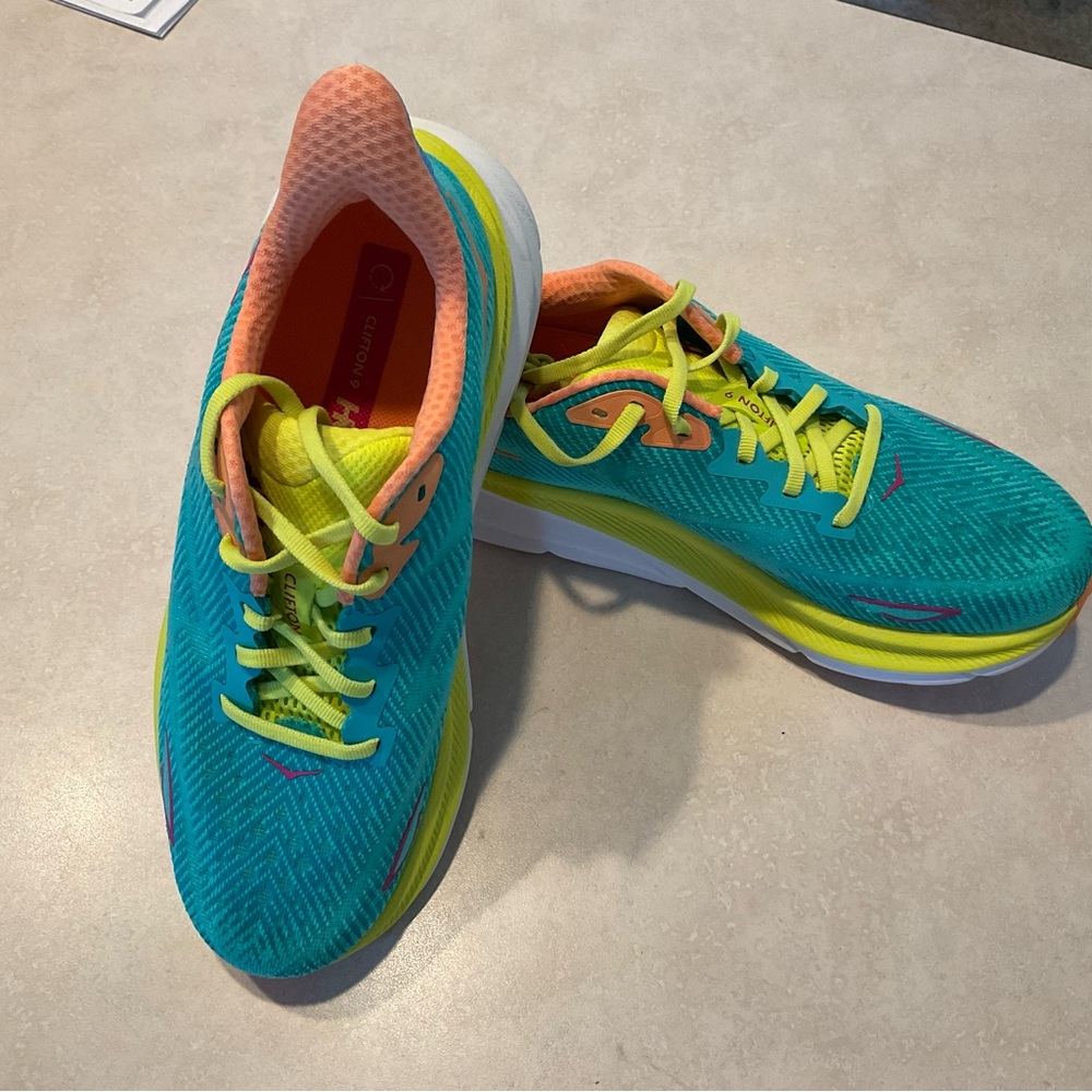 HOKA CLOID 9 SIZE 8